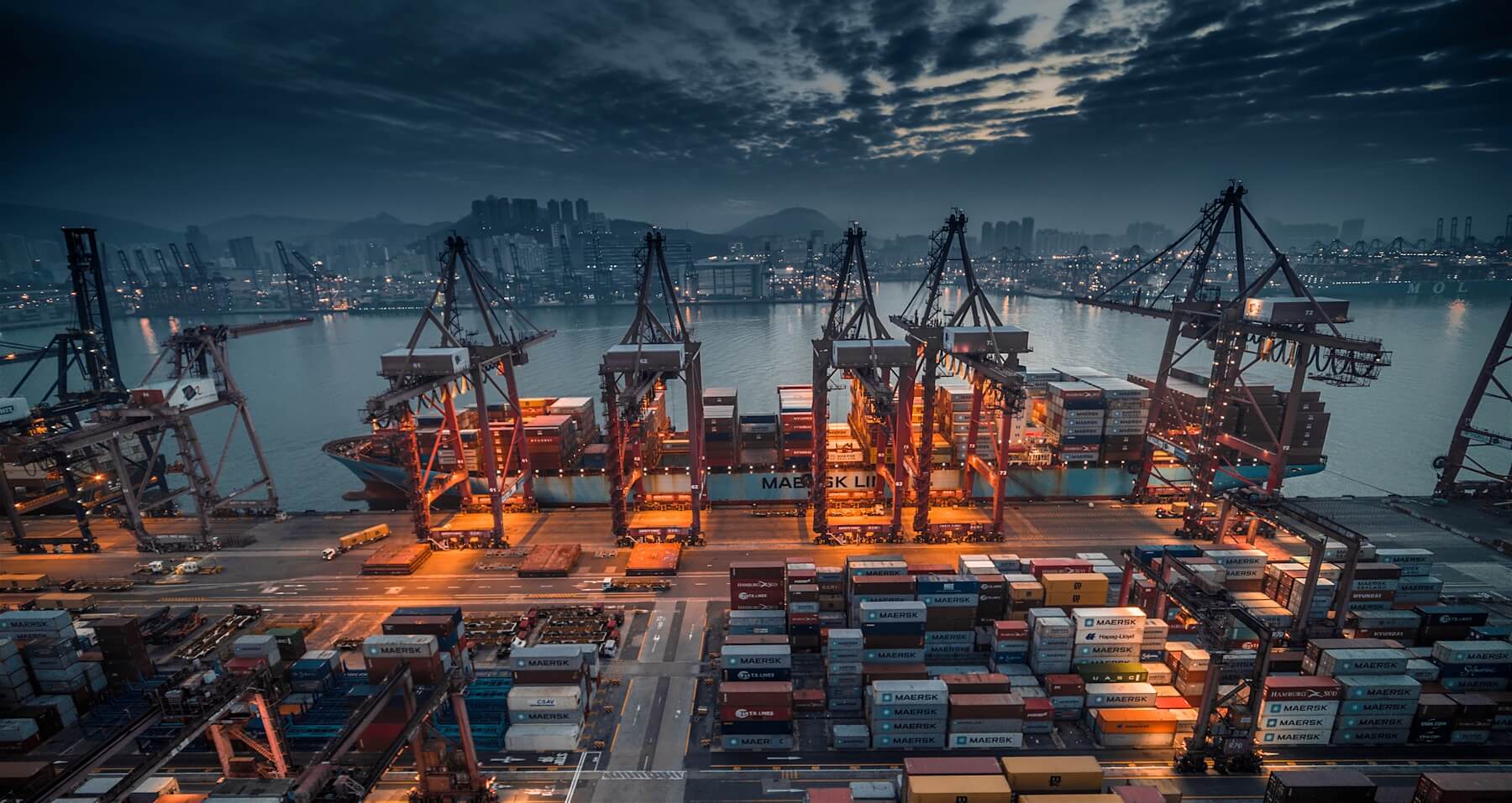 夜色中的全球物流港口