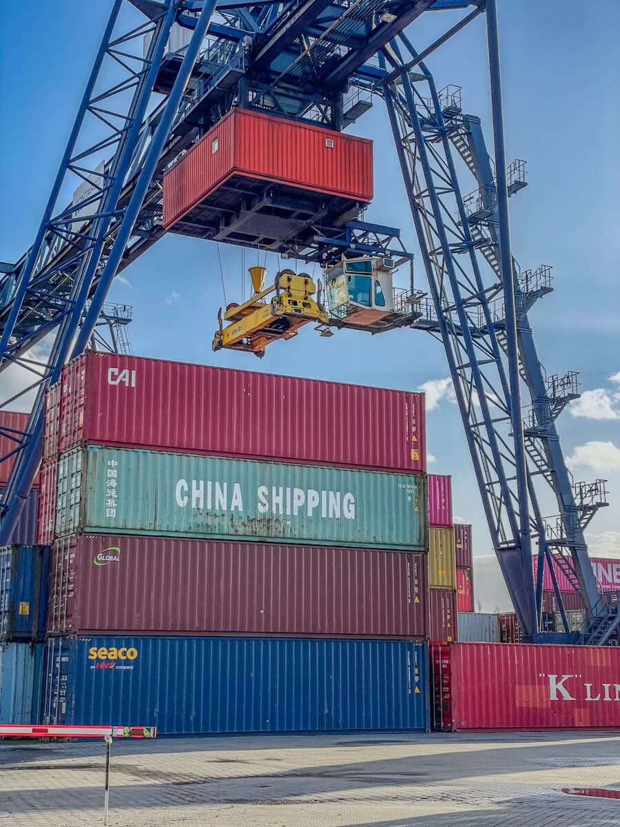 港口吊装中的集装箱与智慧仓储物流场景